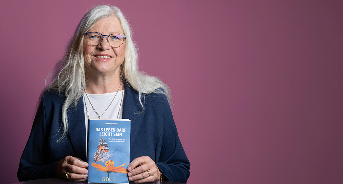 Frau Mönkemöller präsentiert ihr neues Buch "Das Leben darf leicht sein"
