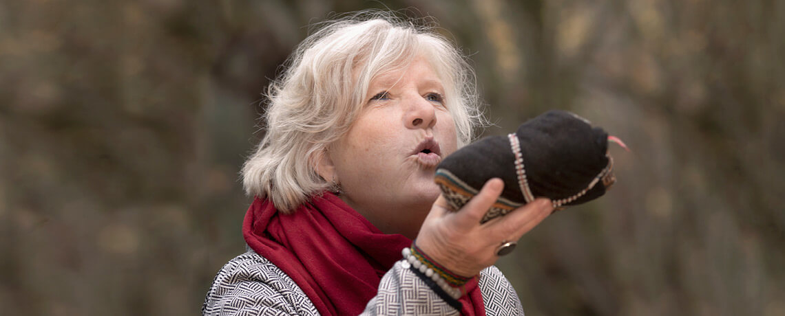 Frau Mönkemöller führt eine Energiearbeit nach der Tradition der Inka durch