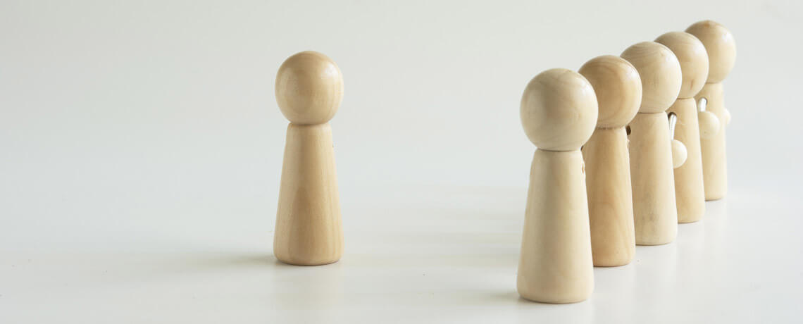 eine Spielfigur steht 5 weiteren Spielfiguren gegenüber